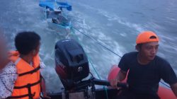 Detik-detik BPBD Bone Evakuasi Kapal Nelayan Tenggelam di Perairan Bajoe