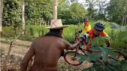 Pakai Sepeda, Danyon ‘Tindizzz’ Tebar Virus Positif di Kampung