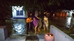 Banjir di Bone, Tim SAR Evakuasi Nenek dan Anak Kecil