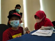 Vaksinasi Anak-anak Ala Walubi-Girinaga Berhadiah Gulali di Hotel Makassar