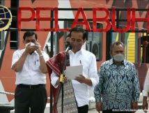 Viral Video Menko Luhut Terima Telepon Saat Jokowi Sambutan, Begini Faktanya
