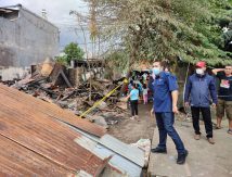 PMI Makassar Ringankan Beban Korban Kebakaran Ablam