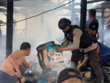 Personel Brimob Bone Berjibaku Api, Bantu Korban Kebakaran di Bukaka