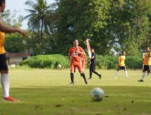 Ilham Azikin Buktikan Kepiawaian Bermain Sepak Bola di Bulukumba