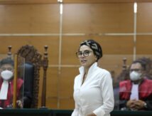 Hadiri Sidang Perdana, Nikita Mirzani Mengaku Tak Tahu Alasan Dirinya Ditahan